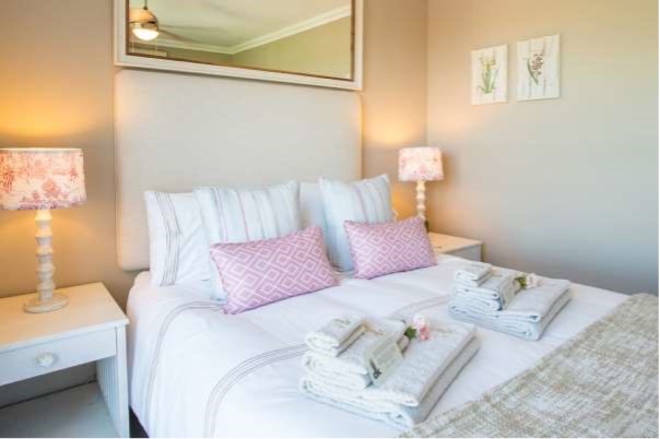 blog210-dk-villas-bedroom-pink-cushions